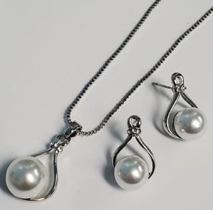 Silver Teardrop Pearl Necklace